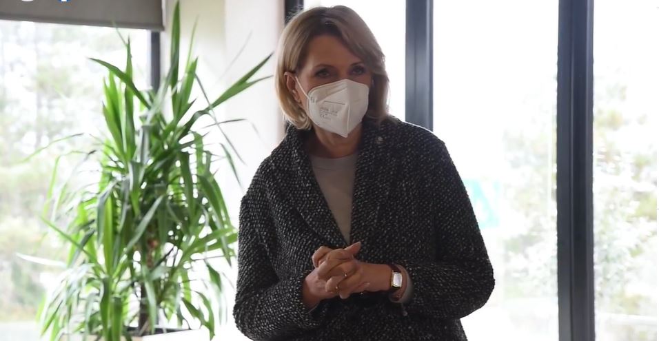 Mimi Kodheli me socialistët e lagjes 13: Ju konsideroj më shumë se njerëzit e mi të gjakut!