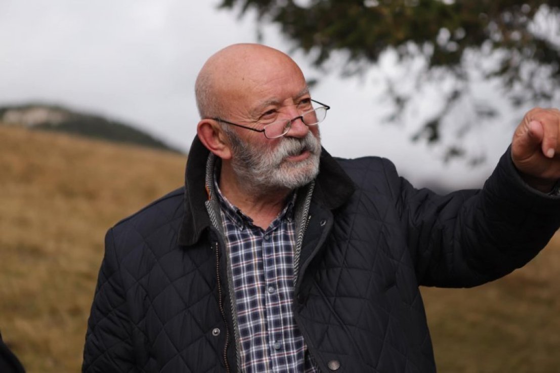 Aktori shqiptar me COVID, ironizon politikanët: Po shpëtova do jetë më mirë për ju, s’do keni nevojë të më blini lule