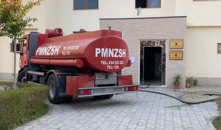 Përfshihet nga flakët Drejtoria Arsimore, evakuohen punonjësit