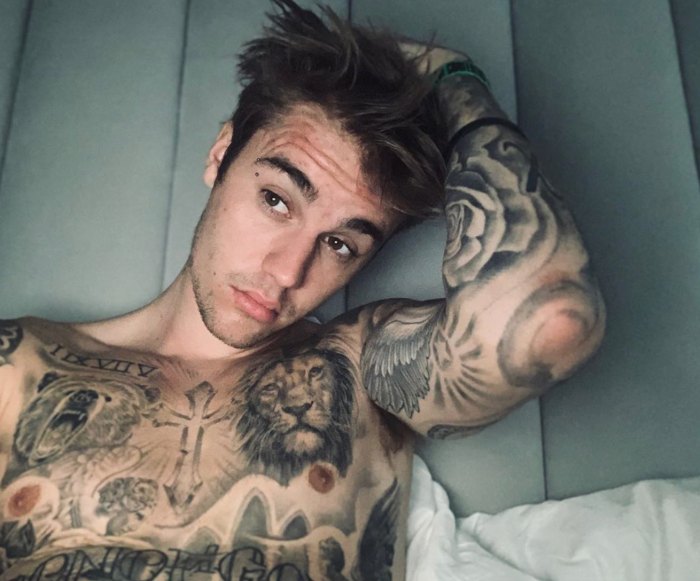 Justin Bieber shton një tatuazh të ri në trup dhe reagimi i nënës së tij është epik