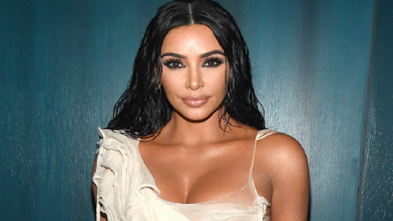 Në gjumë me gojë hapur, grimieri “flliq” Kim Kardashian me foton që s’na e merrte mendja se do e shihnim