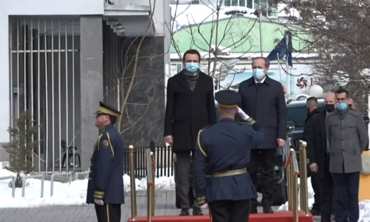 Avullah Hoti i dorëzon Albin Kurtit detyrën si kryeministër i Kosovës