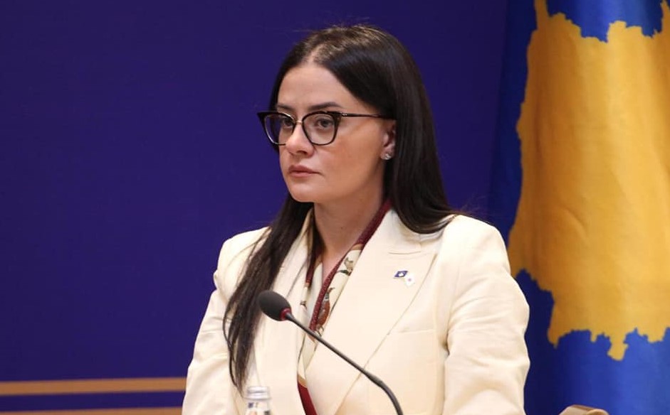 Jep dorëheqjen ministrja e jashtme e Kosovës, akuzohet për blerje votash