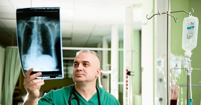 “Shpejt të thuhet se COVID do largohet”, mjeku pneumolog: Dhe të infektuarit mund të preken nga format e reja