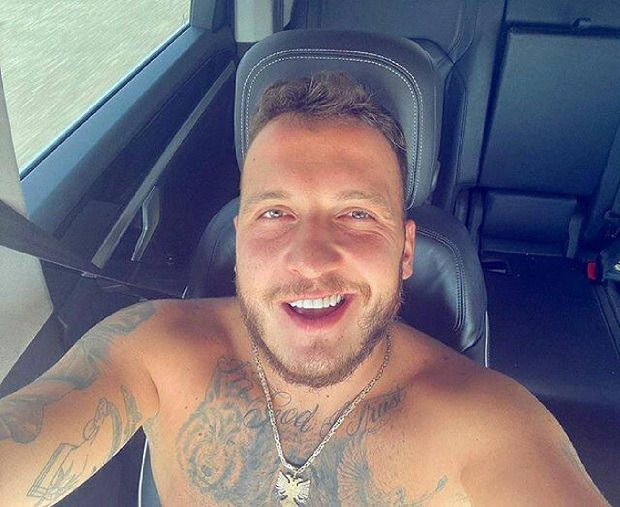 Reperi blen vilën luksoze në qytetin e lindjes