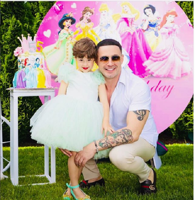 Renes i pëlqen të dëgjojë këngët e Tunës në makinë, por si reagon Roberti?