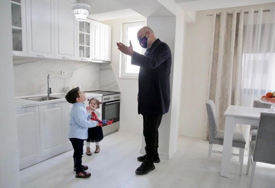 Rama publikon fotot me dy të mitur në Durrës: Kur vëllai vjen me Spidermanin të mbrojë motrën nga Gogoli