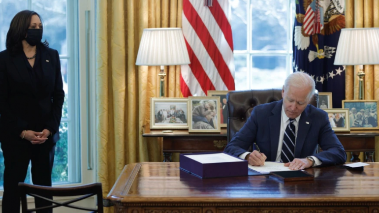 Biden nënshkruan paketën stimuluese prej 1.9 trilionë dollarësh