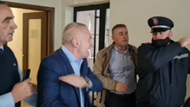 Përplasja në selinë e FRD, policia shpall në kërkim dy persona