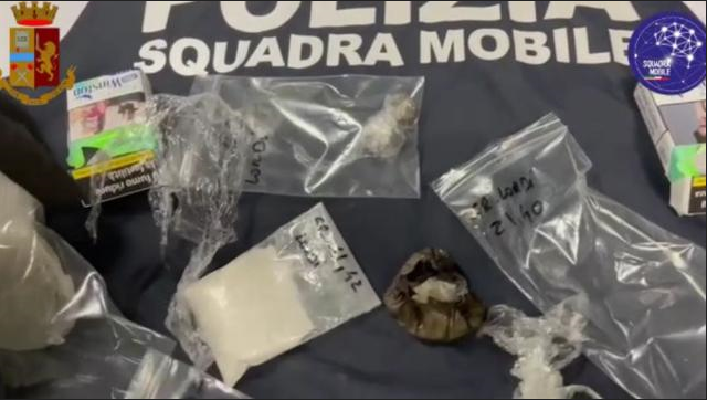 Policia italiane arreston 24-vjeçarin shqiptar, shiste drogë në studion muzikore