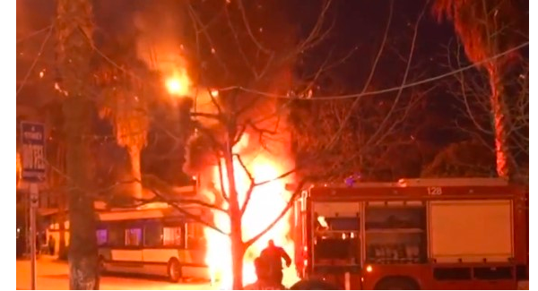 Shkrumbohet nga flakët autobusi urban, pasagjerët në panik