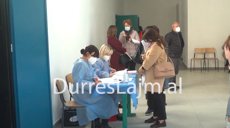 VIDEO/ Nis procesi i vaksinimit të mësuesve në Durrës