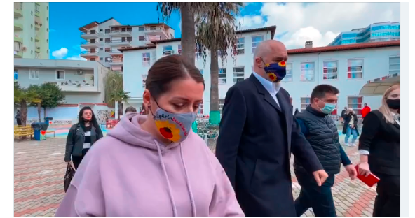 Rama inspekton vaksinimin në Fier: Për interesa partiake dikush jep shembullin më të gabuar, duke ngritur gishtat mbi makina