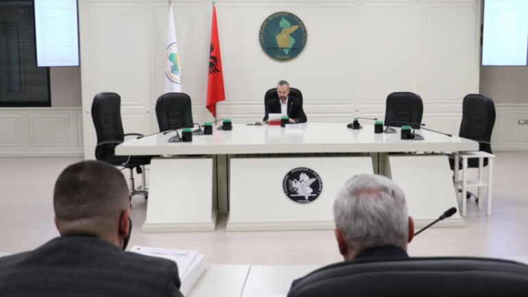 Parlamenti dhe qeveria vazhdojnë të shkelin Kodin Zgjedhor