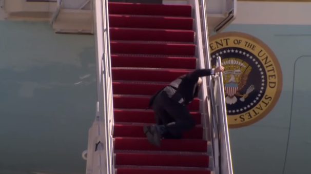 Biden rrëzohet teksa ngjit shkallët e avionit (VIDEO)