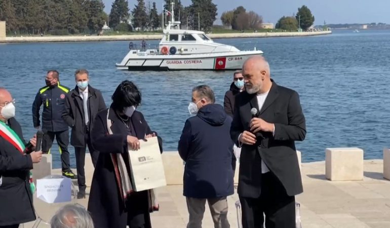 Rama mesazh politikës italiane nga Brindizi: Varkat nuk sjellin fundin e botës, por mundësinë për t’u hapur