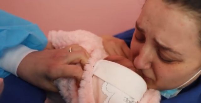 Lindi foshnjen, ndërsa ishte e prekur nga Covid-19, takimi emocionues i nënës së re me vogëlushen e saj (VIDEO)
