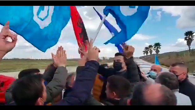 Basha në Vlorë, pritet nga dhjetëra makina me flamuj dhe thirrje “Rama ik”