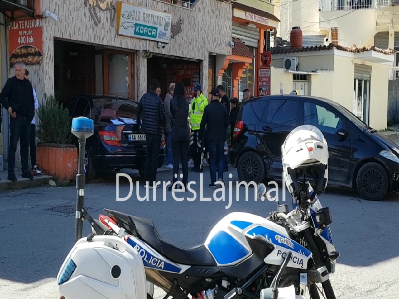 Momenti kur shoferja e “Benz”-it përfundon brenda biznesit në Durrës (VIDEO)