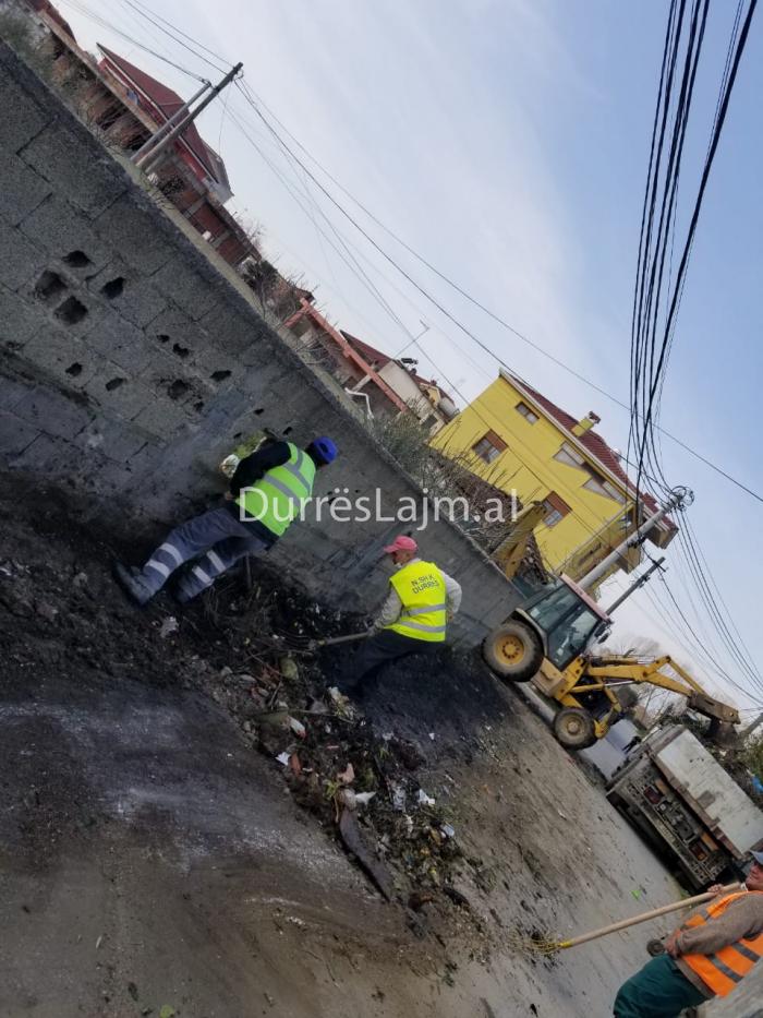Pas denoncimit, NSHK Durrës heq plehrat që kishin “pushtuar” rrugën