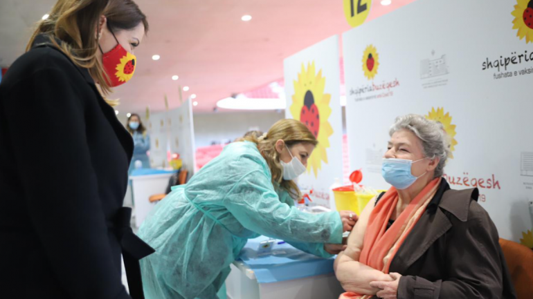 Marrin dozën e dytë personalitetet, shpërndahen 38,400 doza të vaksinës AstraZeneca