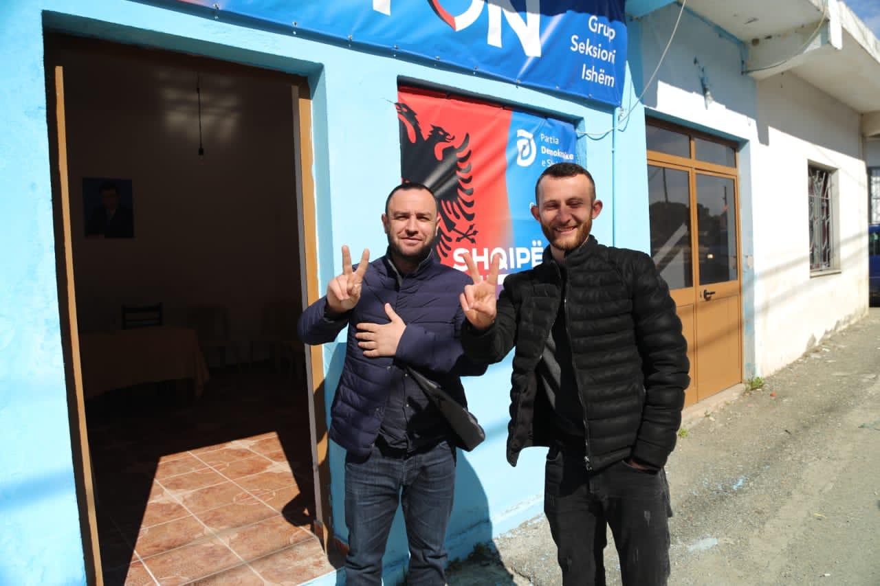 Deputeti Çyrbja pozon me dy gishtat lart, reagon “kundërshtari”: Kandidatët e Ramës e kanë kuptuar kush i fiton zgjedhjet