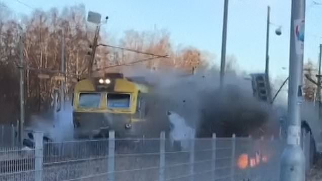 Momenti kur treni godet autobusin me të gjithë shpejtësinë (VIDEO)
