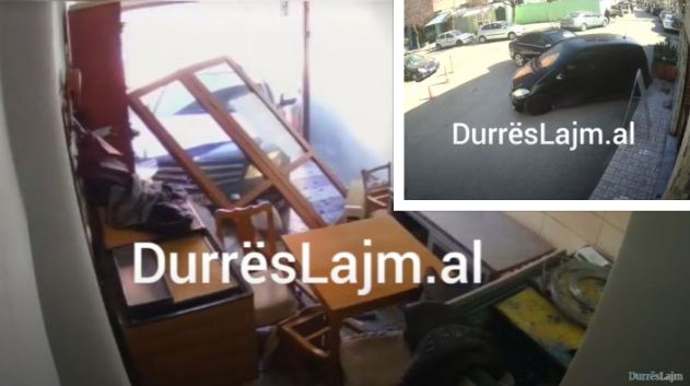 Aksidenti i çuditshëm në Durrës/ Momenti kur makina merr përpara derën e tavolinën e biznesit (VIDEO)