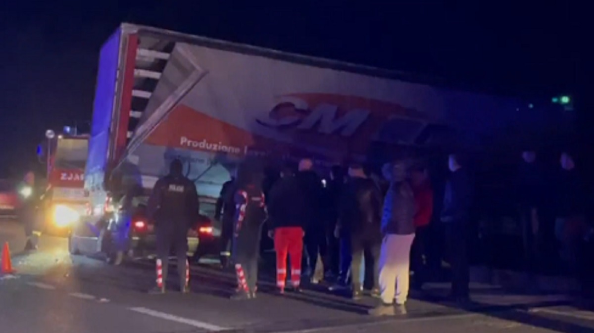 Makina përplaset me kamionin, humb jetën një person