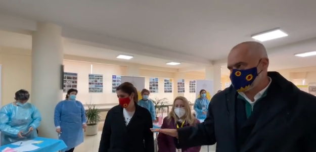 Nis vaksinimi i mësuesve në Lezhë, Rama: Do dyndim Shqipërinë me vaksina