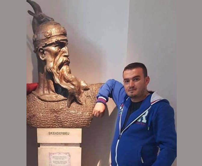 Përlot vëllai i Arjan Salës: Po më digjet zemra. Hero, më ike në lule të rinisë