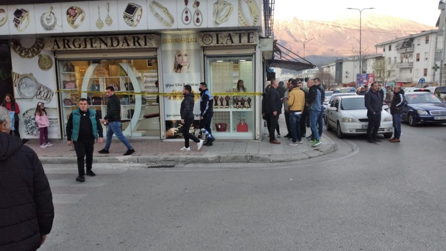 Me kallashnikov dhe maska, grabitet argjendaria