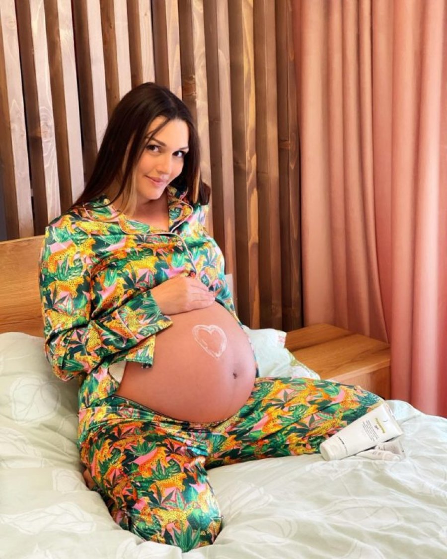 Eliona Pitarka bëhet nënë për herë të parë