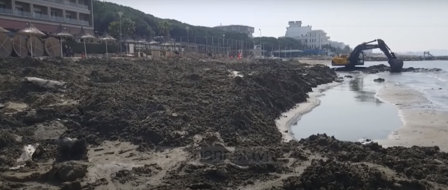 Gjendet avioni i groposur në plazh, nën rërë edhe mbetje të armatimit të mjetit luftarak