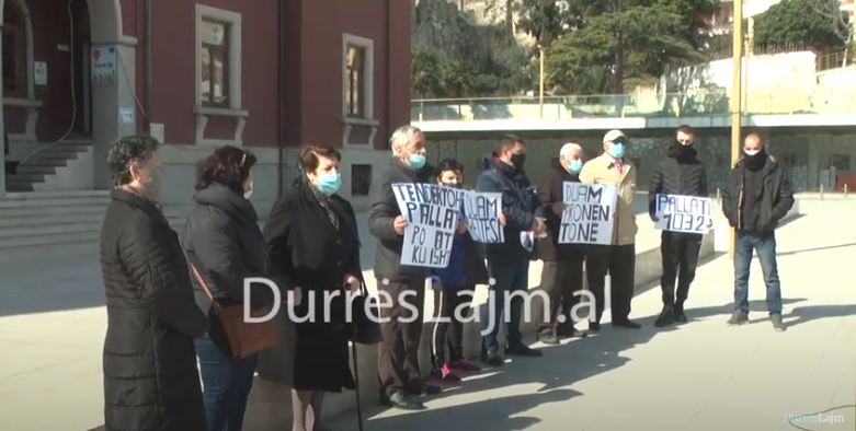 Banorët e pallatit të “Baronsit” sërish protestë para bashkisë: Të ndërtohet ku ishte! (VIDEO)