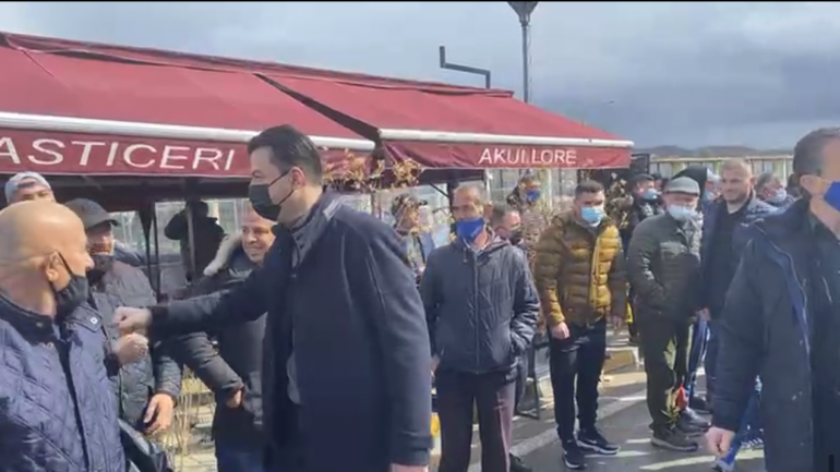 Basha për rindërtimin: Shpërndarje e parave në dorë për familjet në zonat rurale, transparencë në ato urbane