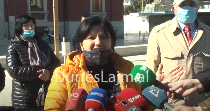Memorial në sheshin ku u shemb pallati, banorët protestë para Bashkisë Durrës: Vjedhje e hapur e pronës tonë! (VIDEO)