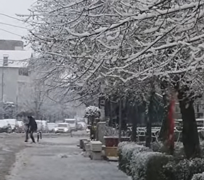 Pas ditëve të ngrohta, rikthehen reshjet e dëborës në disa qytete