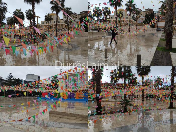 Dëmtohet dekori i Ditës së Verës, ja pamja që ofron sot sheshi qendror i Durrësit (FOTO & VIDEO)