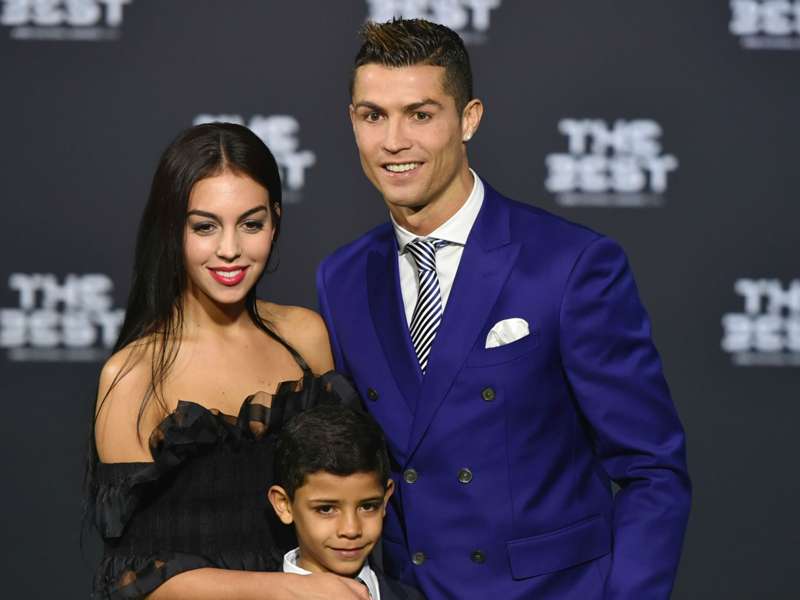 Cristiano Ronaldo dhe Georgina Rodriguez njoftojnë për anëtarin e ri në familjen e tyre