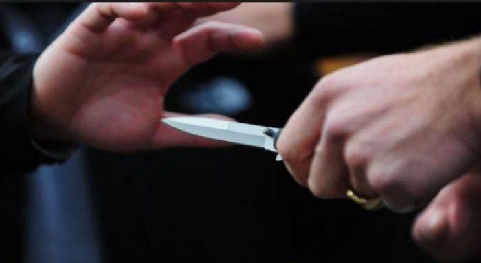 Sherr mes adoleshentëve, 2 plagosen me thikë