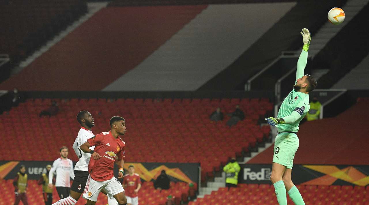 Kjaer shmang humbjen e Milanit, Ajax e Villareal prekin çerekfinalet