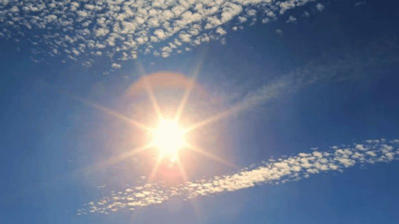 Fundjava me mot të mirë e temperatura të larta, por çadrat merrini me vete