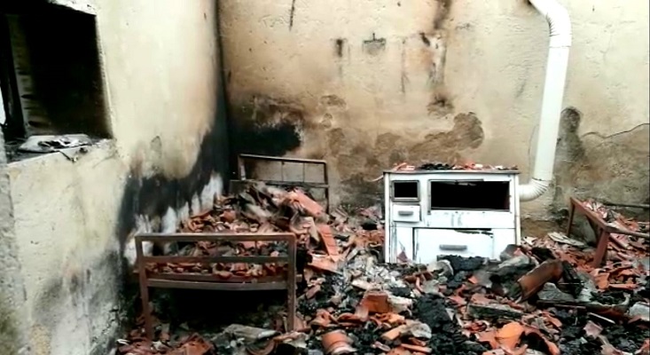 Zjarri përfshin banesën, dyshohet se kanë humbur jetën babë e bir