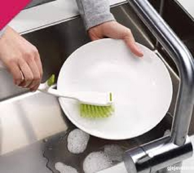 Gabimi i zakonshëm që bëni në pastrimin e lavamanit të kuzhinës