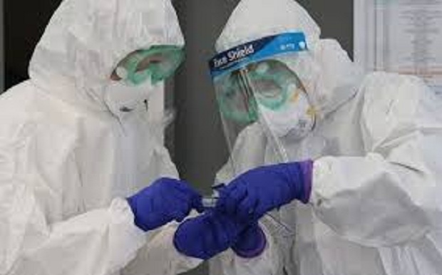 Shënohen 32 vdekje dhe 2 215 raste të reja me Covid në 24 orët e fundit në Greqi