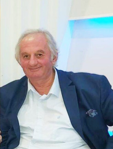 COVID-19 i merr jetën drejtorit të shkollës 9-vjeçare, baba i 3 fëmijëve