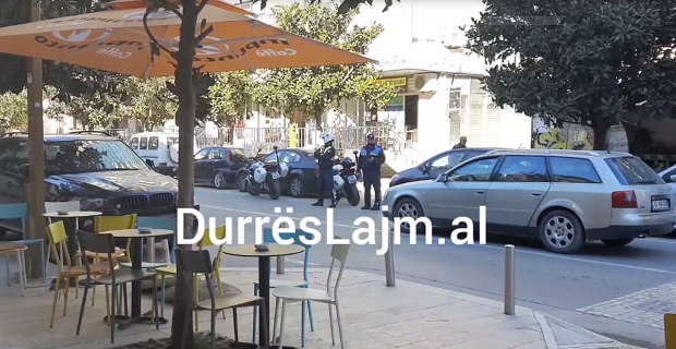 Durrës, një person ndihet keq në makinë, dyshohet se ka humbur jetën (VIDEO)