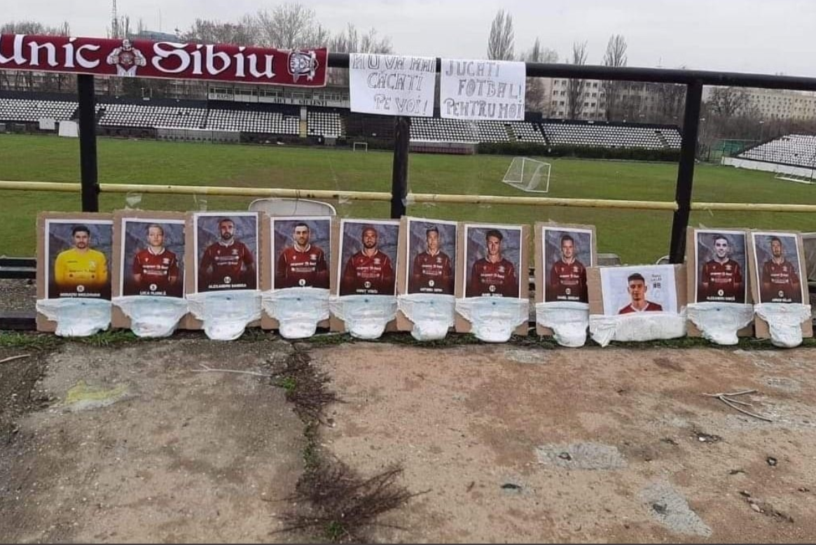 E veçantë/ Dy humbje radhazi në kampionat, tifozët i vendosin lojtarëve… pelena fëmijësh