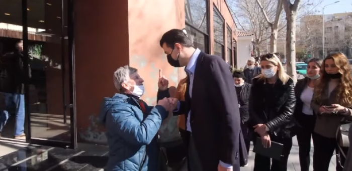 Qytetarja ndal Bashën në mes të rrugës: Zoti ta zbardhtë faqen, siç e ke